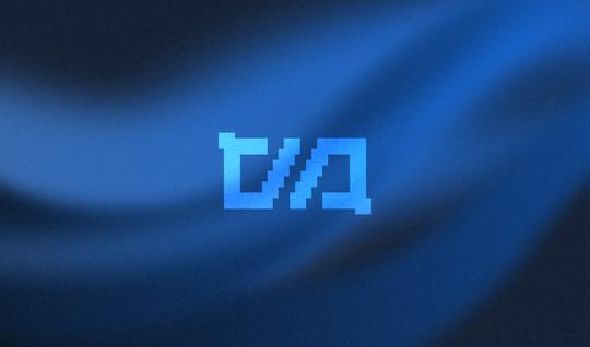 Офисный работник в белой рубашке и галстуке сидит за столом с бумагами.