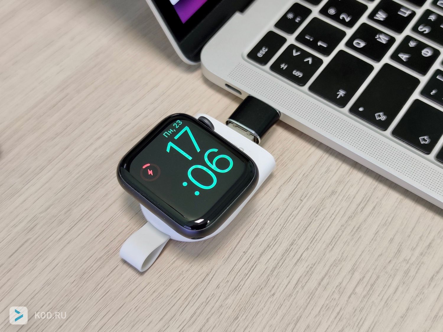 Эта удобная MFI-зарядка для Apple Watch продается тут.