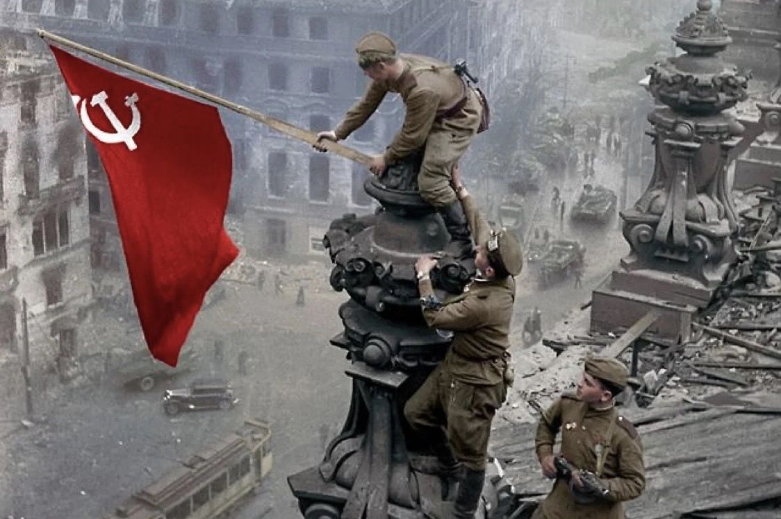 Это терроризм»: Facebook удаляет фото установки Знамени Победы над  Рейхстагом