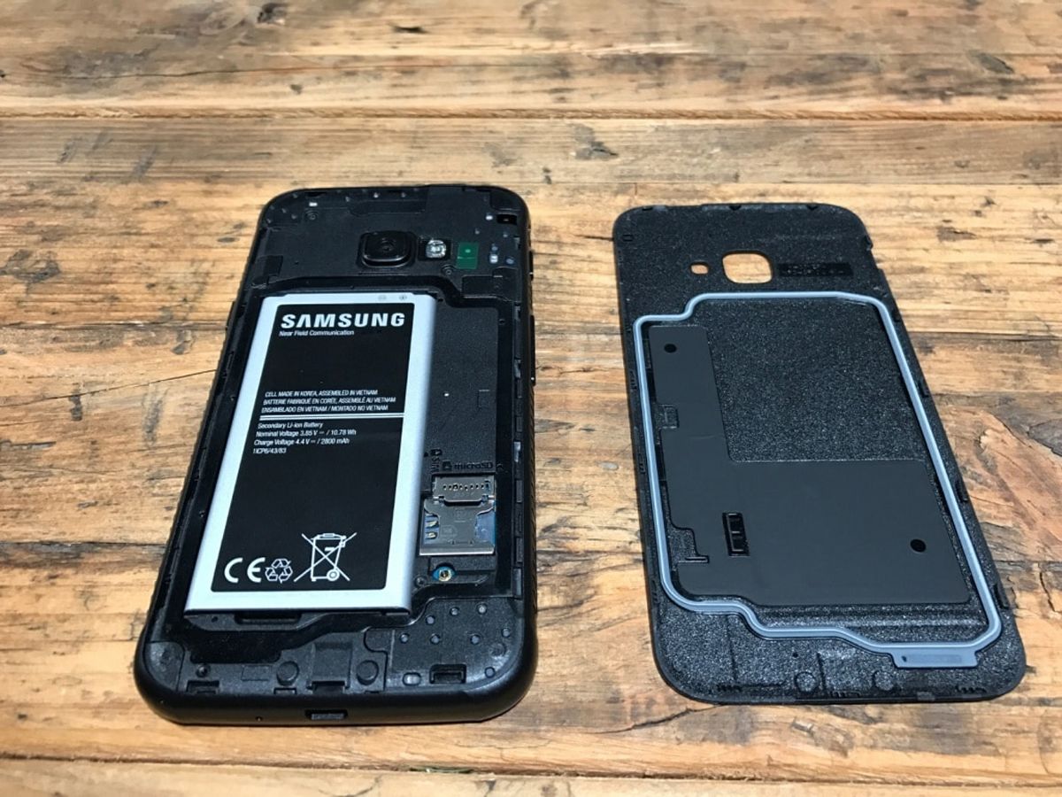 Samsung может вернуть съемные батареи в бюджетные смартфоны