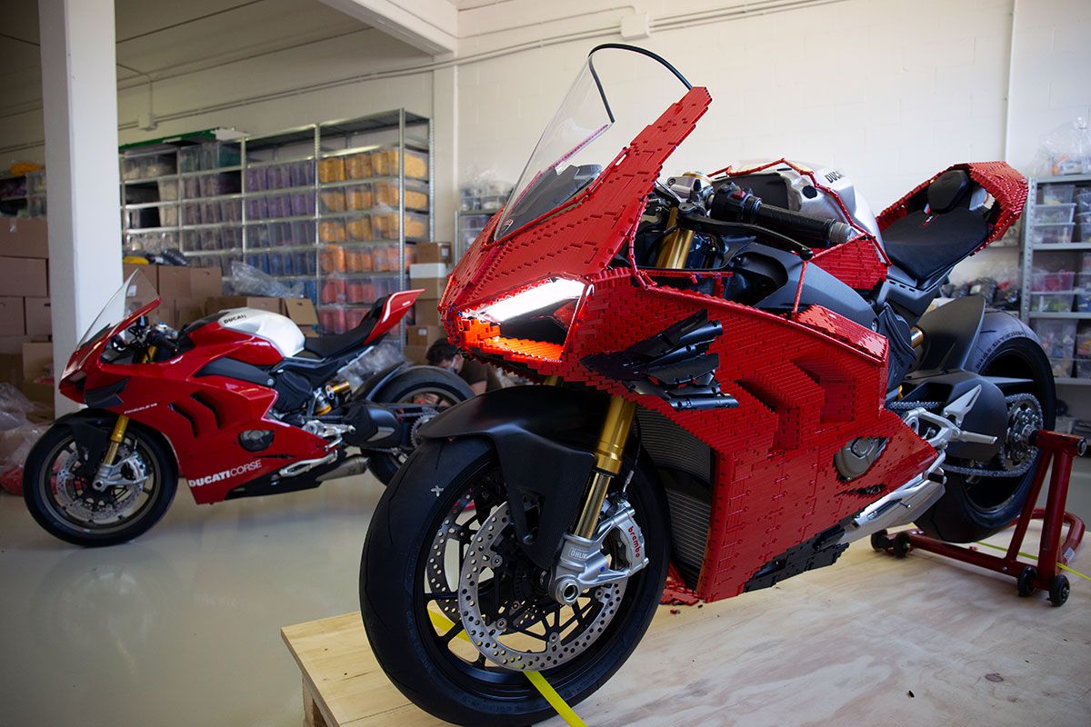 LEGO-Technic-DUCATI-PANIGALE-V4-R-1-1-MODEL-07.jpg