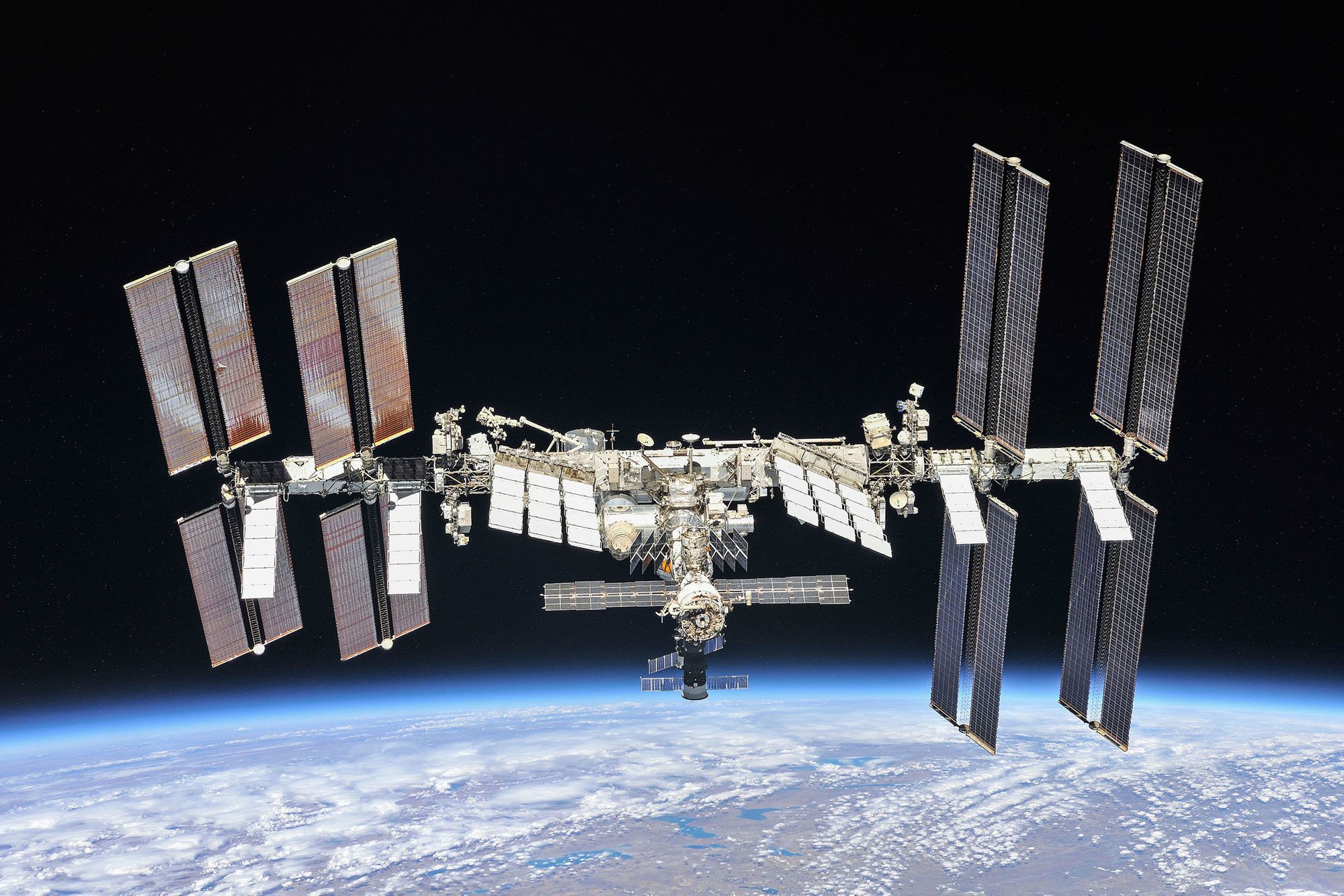 2880px-ISS-56_International_Space_Station_fly-around_-05-_d_850.jpg
