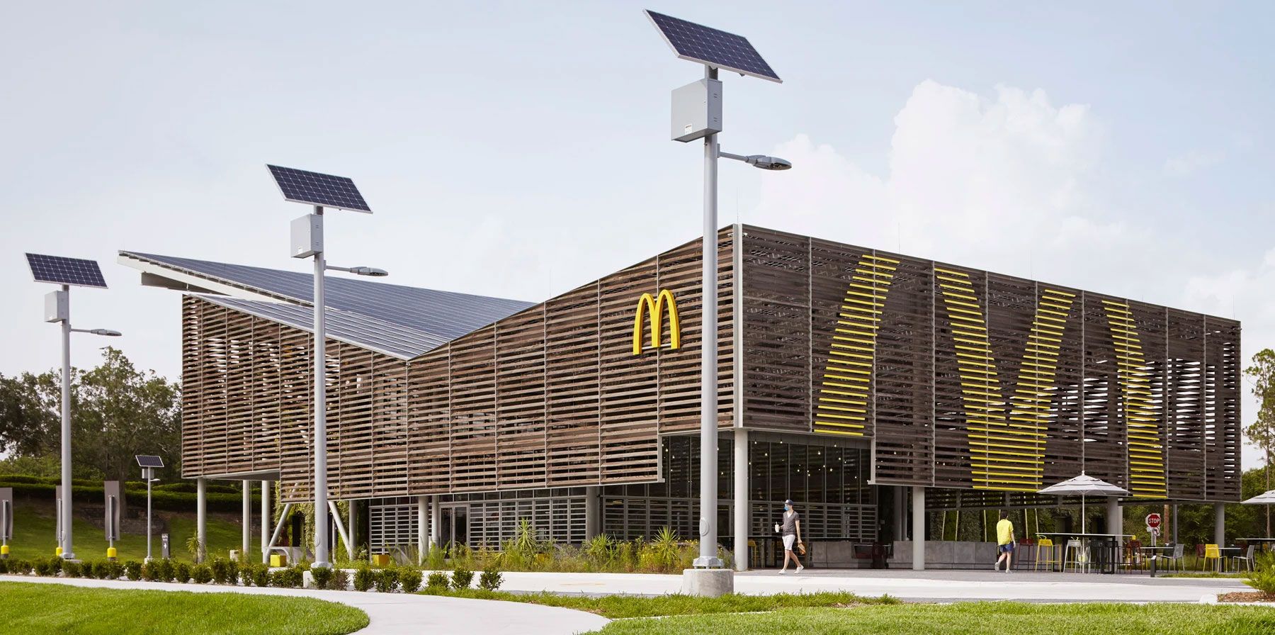 McDonald’s открыла в США первый ресторан на солнечных батареях