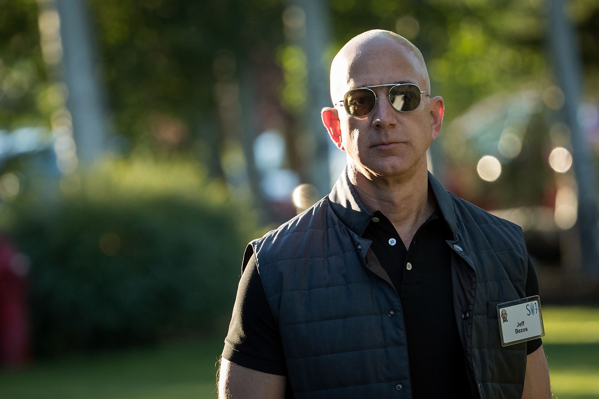 jeff-bezos-amazon-earnings-down-richest-person.jpg