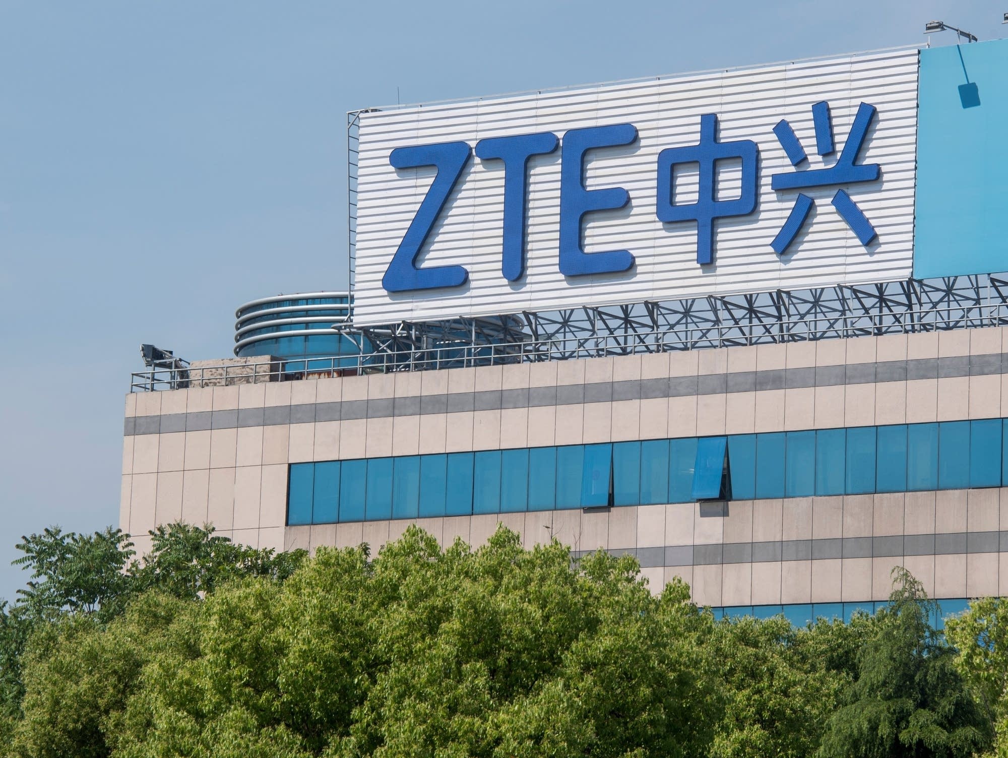 ZTE представила смарт-часы Watch Live