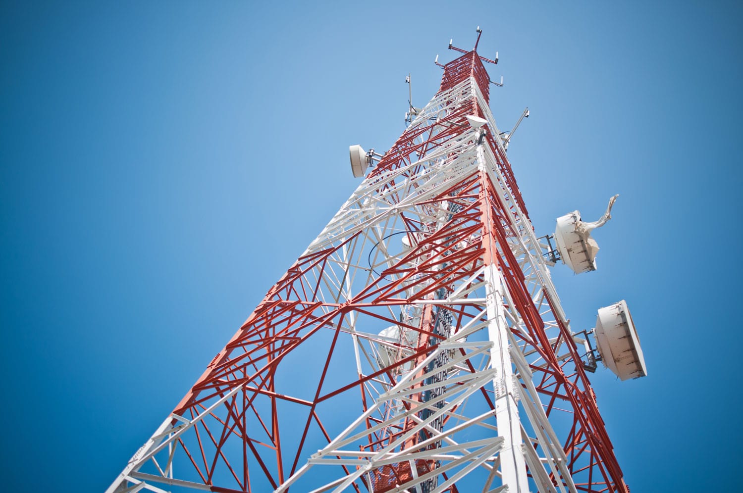 Противники 5G сожгли во Франции 230-метровую вышку и оставили 1,5 млн человек без связи