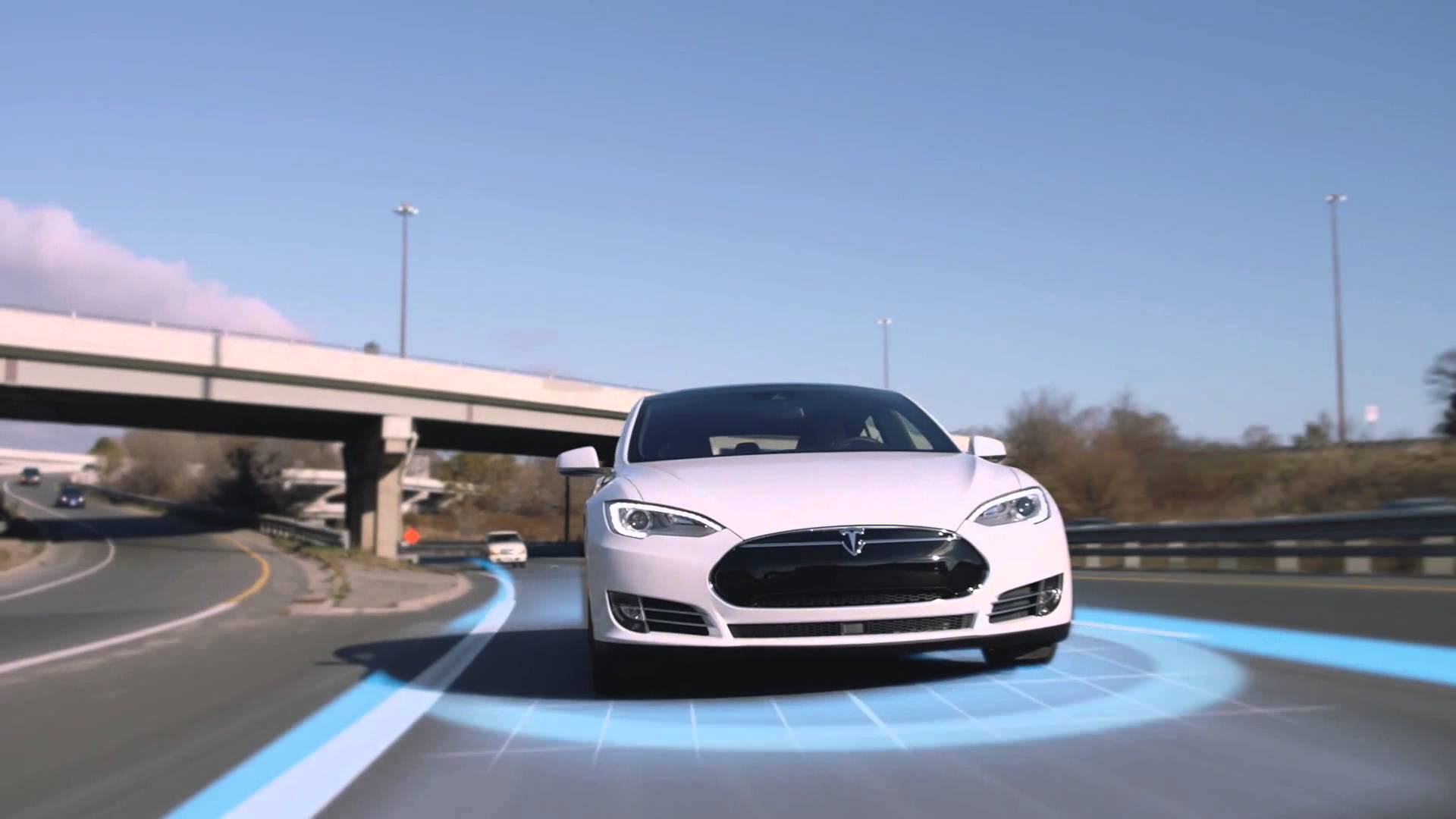 Автопилот Tesla увидел человека на безлюдном кладбище