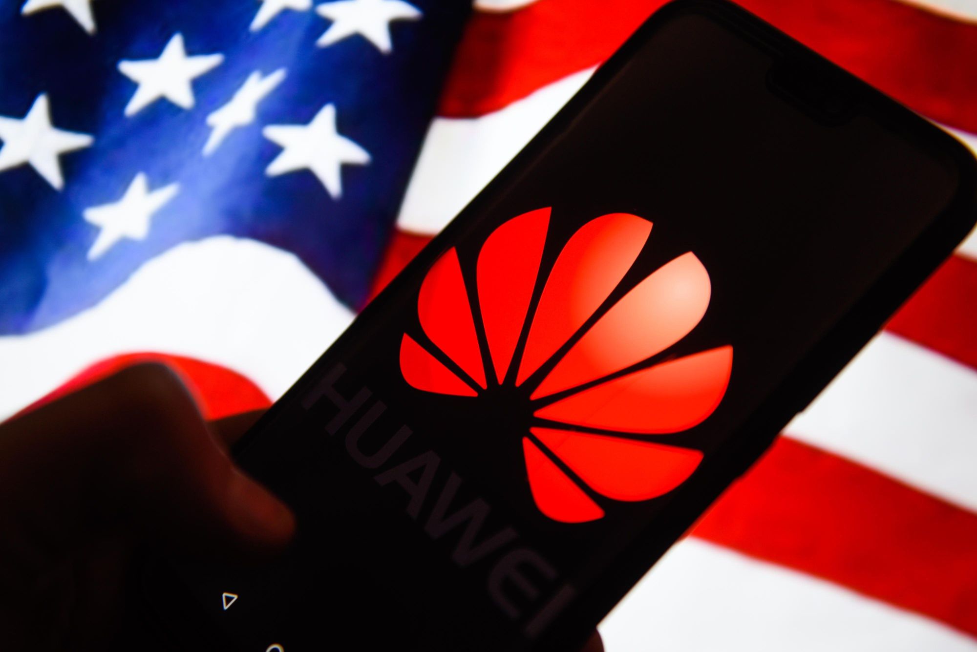 Huawei может вдвое снизить производство смартфонов