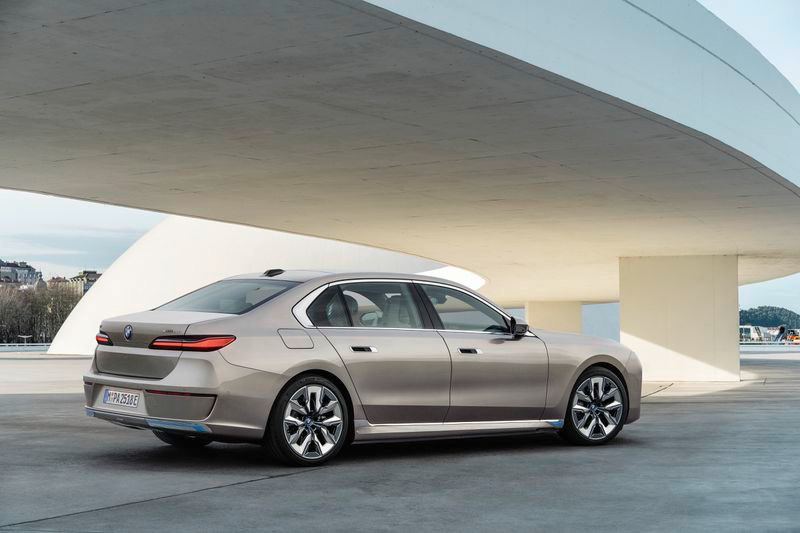 Анонсирован электромобиль BMW 7-й серии с запасом хода до 483 км