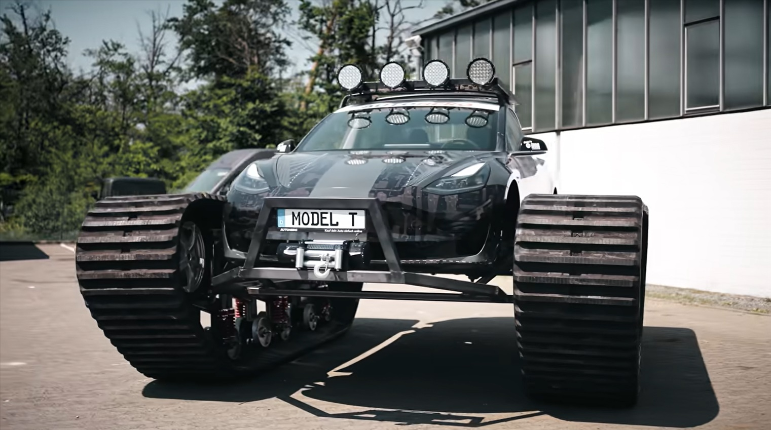 Немецкие блогеры сделали «танк» из электромобиля Tesla