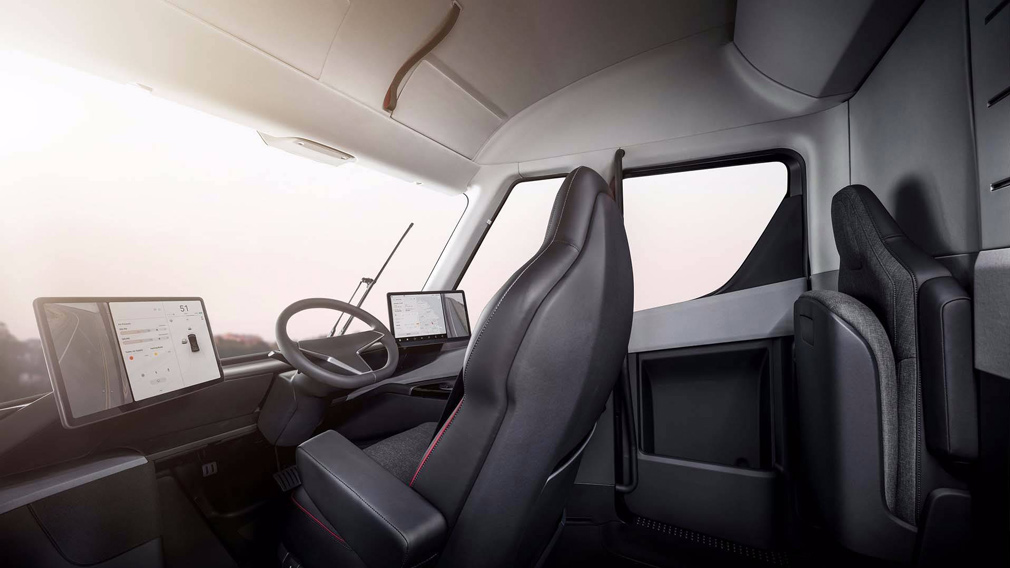Tesla начала принимать предзаказы на электрические грузовики Semi