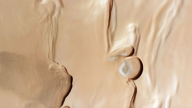 Аппарат Mars Express запечатлел дюны на северном полюсе Марса